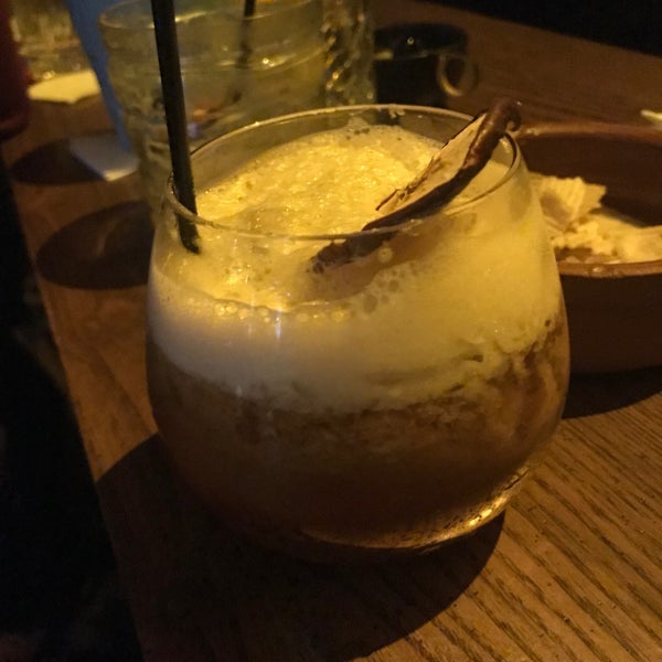 Foto scattata a Moretenders&#39; Cocktail Crib da Alper O. il 4/12/2019