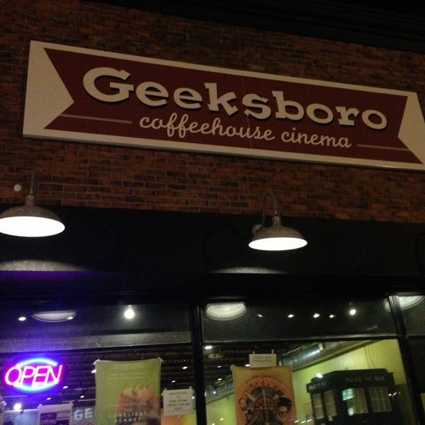 รูปภาพถ่ายที่ Geeksboro Coffeehouse Cinema โดย Gian U. เมื่อ 1/20/2013