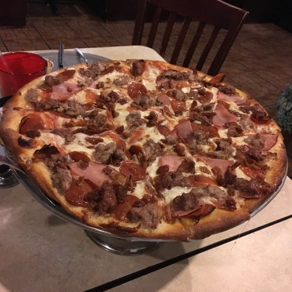 Foto tomada en Galla&#39;s Pizza  por Emily el 2/22/2018