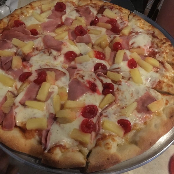 Снимок сделан в Galla&#39;s Pizza пользователем Emily 7/19/2018