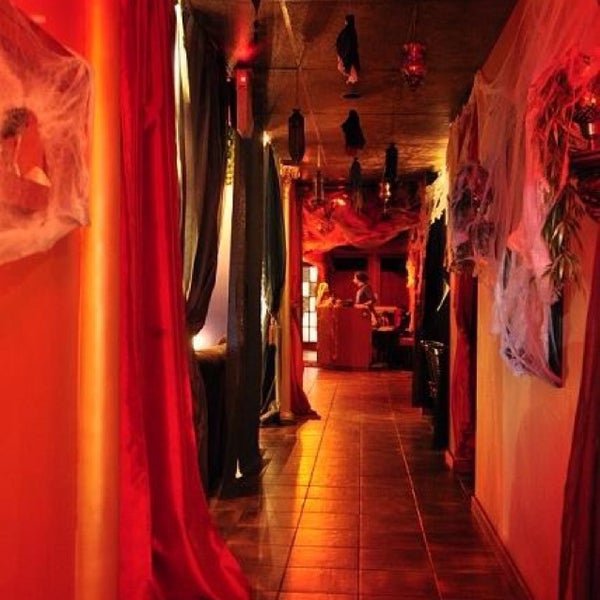 Foto diambil di Arabian Nights Hookah Lounge oleh Mena A. pada 6/25/2014