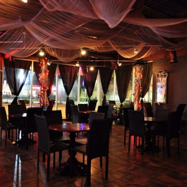 Foto scattata a Arabian Nights Hookah Lounge da Mena A. il 6/25/2014