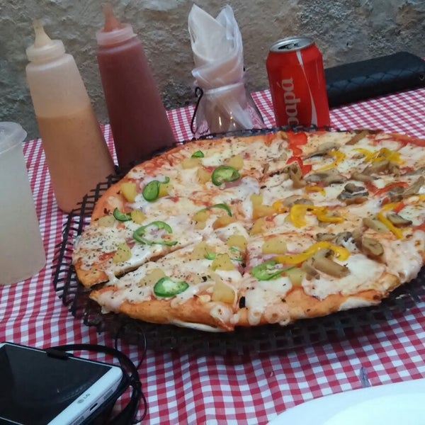 Photo taken at Pizza ilimitada by Razán on 11/15/2014