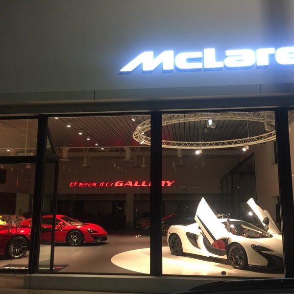 2/9/2016에 Micky R.님이 McLaren Auto Gallery Beverly Hills에서 찍은 사진