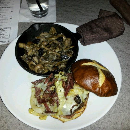 Снимок сделан в Municipal Bar + Dining Co. пользователем Melissa 12/27/2012