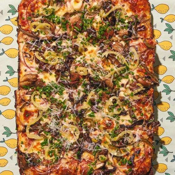 Foto scattata a Old Greg’s Pizza da Jacqueline R. il 2/21/2022