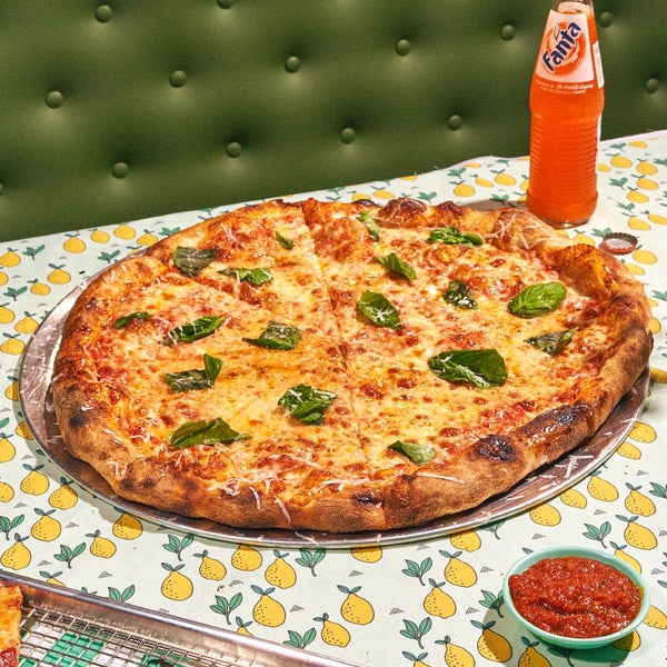 Foto scattata a Old Greg’s Pizza da Jacqueline R. il 2/21/2022