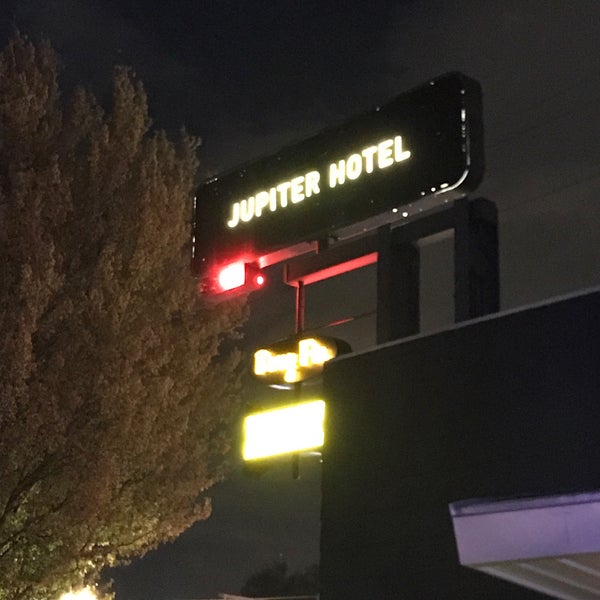 Das Foto wurde bei Jupiter Hotel von Elliot D. am 11/3/2017 aufgenommen