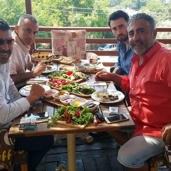 Photo taken at Metin&#39;s Gümüşlük by Adem K. on 5/5/2017