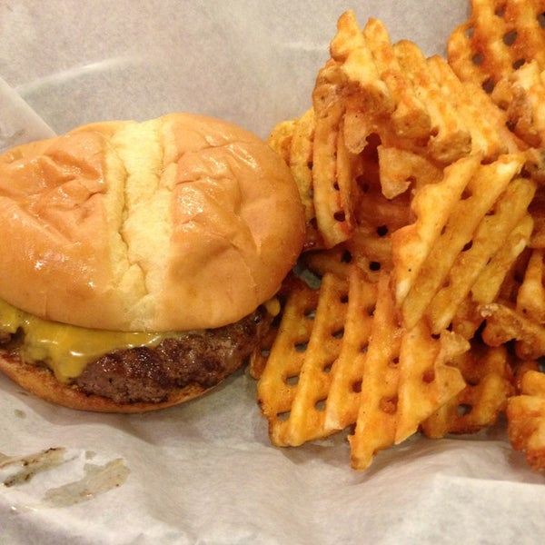 Foto tirada no(a) Punch Burger por Ben R. em 2/16/2013