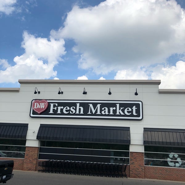 Foto diambil di D&amp;W Fresh Market oleh Ben R. pada 6/6/2019