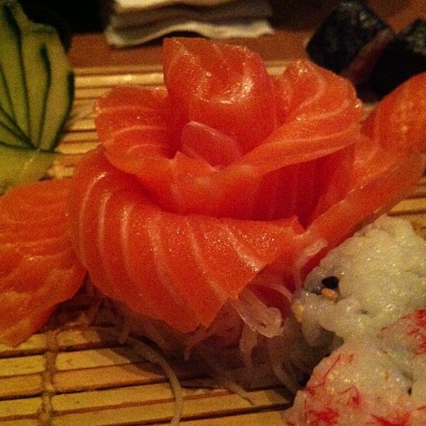 Photo taken at Kenzo Sushi Lounge by Thaís Helena D. on 1/30/2013