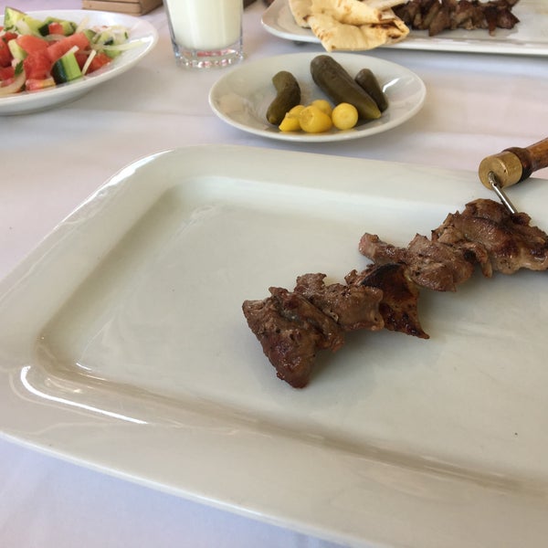 Das Foto wurde bei Değirmentepe Oltu Kebap von Caner K. am 7/18/2017 aufgenommen