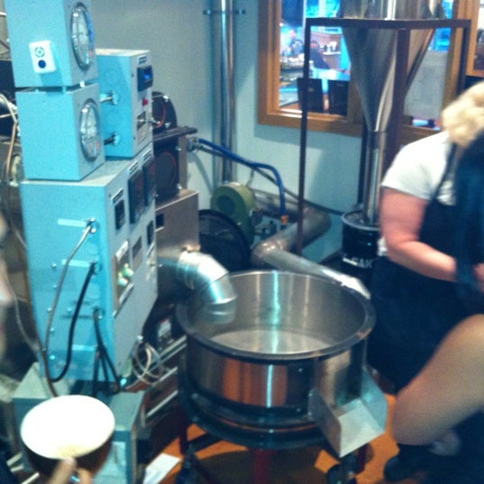 รูปภาพถ่ายที่ Alaska Coffee Roasting Co. โดย David D. เมื่อ 9/18/2012