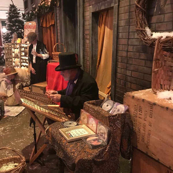 Foto diambil di The Great Dickens Christmas Fair oleh Rose B. pada 11/18/2017