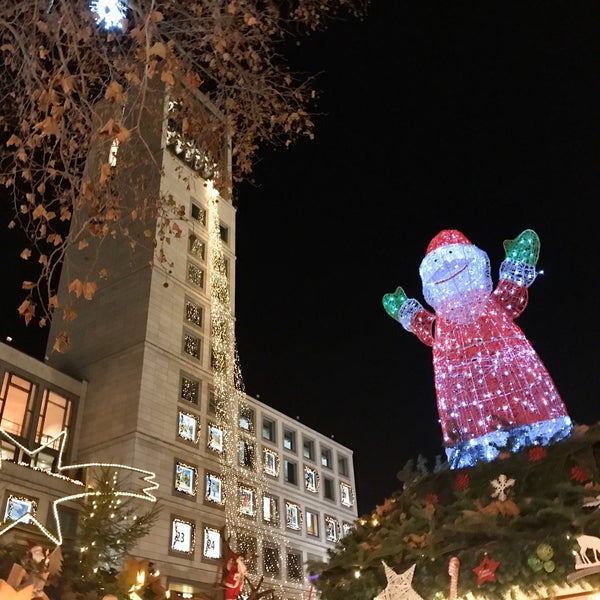 รูปภาพถ่ายที่ Stuttgarter Weihnachtsmarkt โดย Nic D. เมื่อ 12/18/2019