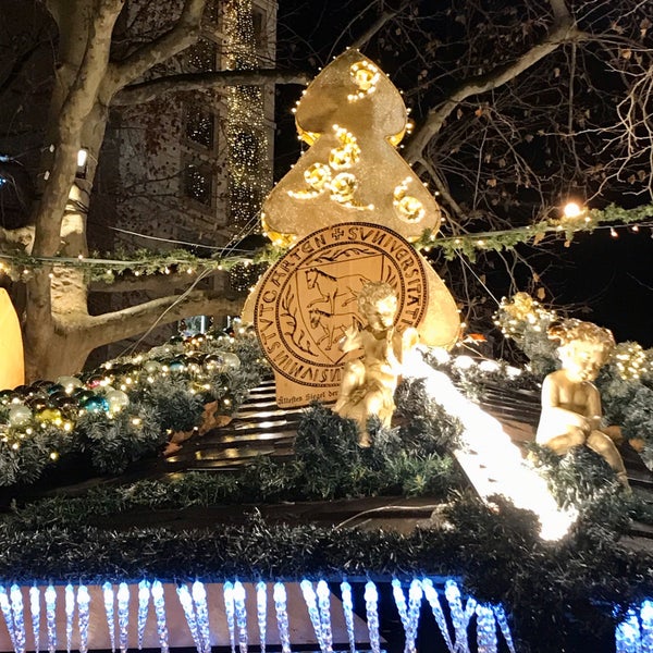 รูปภาพถ่ายที่ Stuttgarter Weihnachtsmarkt โดย Nic D. เมื่อ 12/15/2019