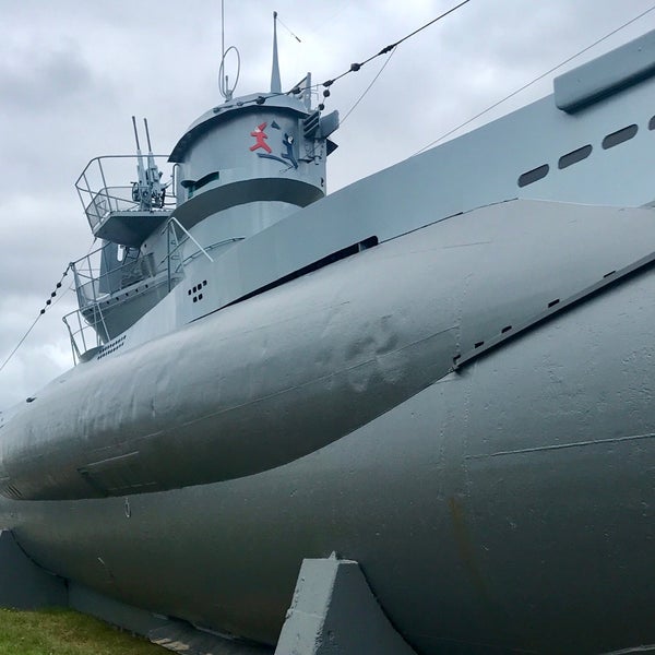 Mit dem Linienboot von Kiel nach Laboe schippern und dort das alte U-Boot besichtigen. Wirklich interessant, aber auch beklemmend. Never forget!