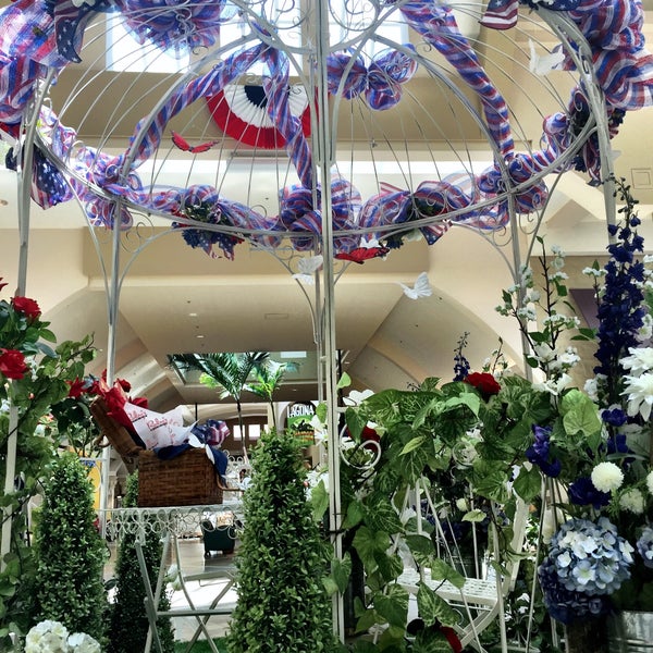 รูปภาพถ่ายที่ Laguna Hills Mall โดย Nessie เมื่อ 6/24/2015