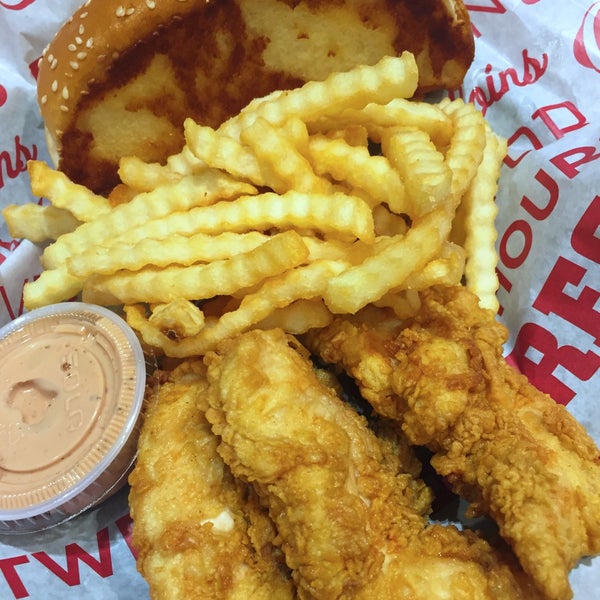 Photo taken at Raising Cane&#39;s Chicken Fingers by Nessie on 10/29/2016