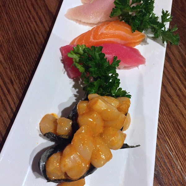 รูปภาพถ่ายที่ Sake2Me Sushi - Cerritos โดย Nessie เมื่อ 9/21/2016