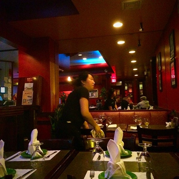 Снимок сделан в Montien Boston - Thai Restaurant пользователем randall7000 8/3/2014
