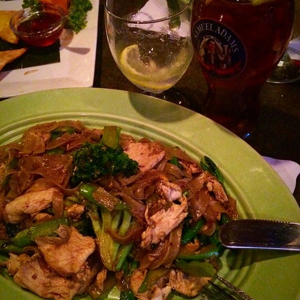 Foto tirada no(a) Montien Boston - Thai Restaurant por randall7000 em 8/3/2014