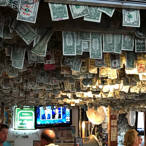 Foto diambil di Siesta Key Oyster Bar oleh Chris C. pada 10/10/2019