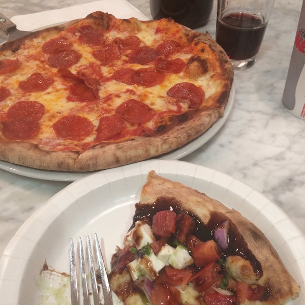 Foto scattata a Carluccio&#39;s Coal Fired Pizza da Chris C. il 10/8/2016