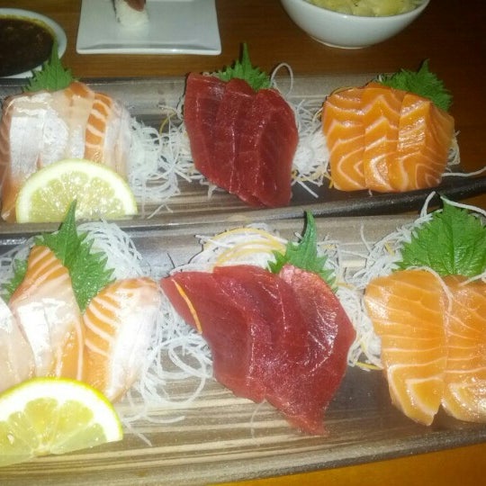 รูปภาพถ่ายที่ East Japanese Restaurant (Japas 27) โดย Larry M. เมื่อ 5/1/2013