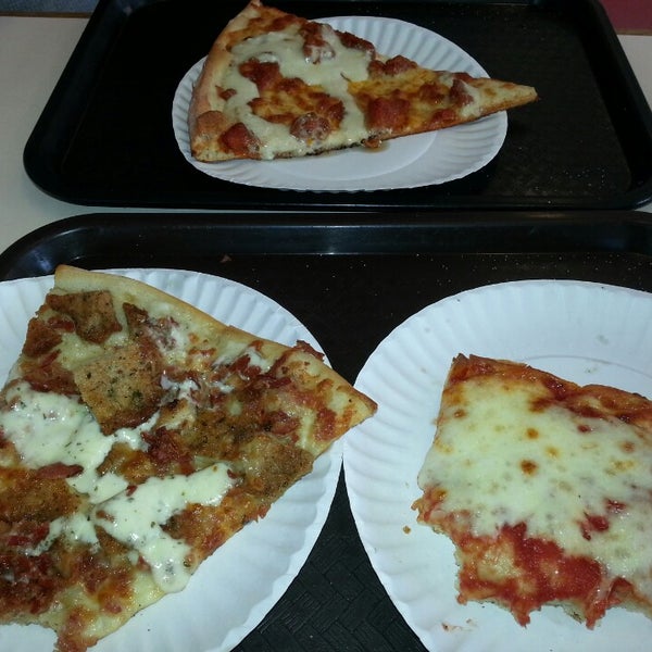 Foto diambil di VI Pizza oleh Janice B. pada 8/18/2013