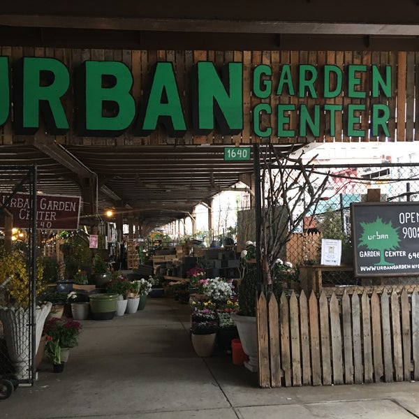 Foto tirada no(a) Urban Garden Center por Tiffany W. em 4/15/2017
