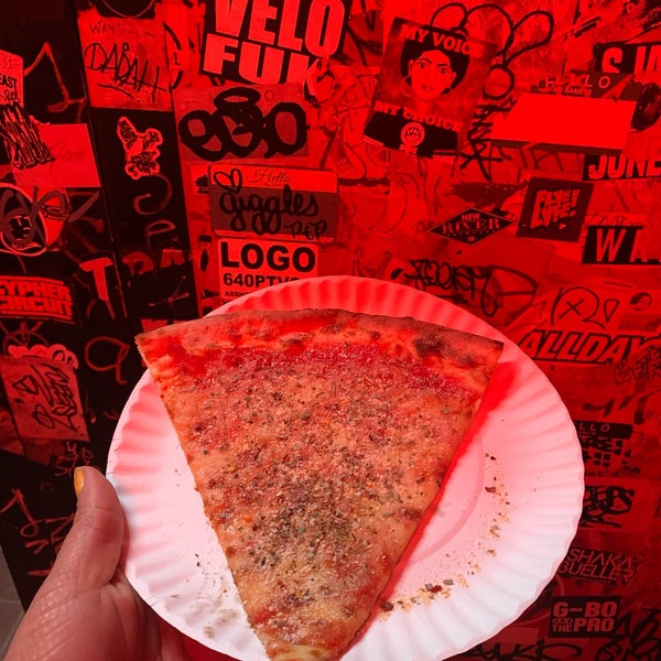 Foto diambil di Patsy&#39;s Pizza - East Harlem oleh Tiffany W. pada 3/5/2019