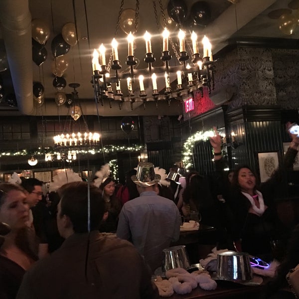 Foto diambil di Flatiron Hall Restaurant and Beer Cellar oleh Tiffany W. pada 1/1/2019