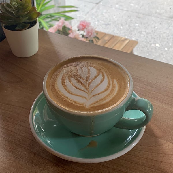 Foto scattata a Lenox Coffee da Tiffany W. il 4/27/2019
