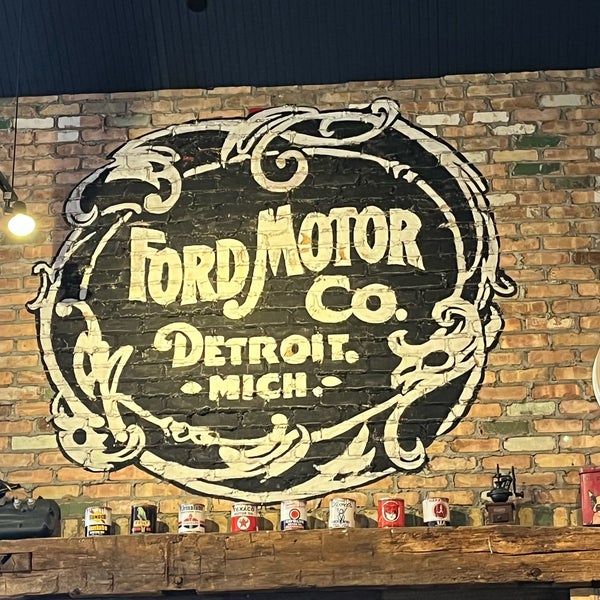 Foto tirada no(a) Ford&#39;s Garage por Adrienne W. em 10/26/2022