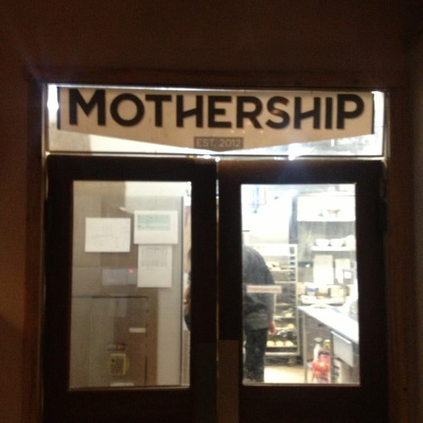 รูปภาพถ่ายที่ Mothership Restaurant โดย Victoria H. เมื่อ 3/4/2013