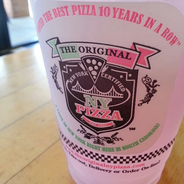 4/26/2014 tarihinde Andy C.ziyaretçi tarafından The Original NY Pizza'de çekilen fotoğraf