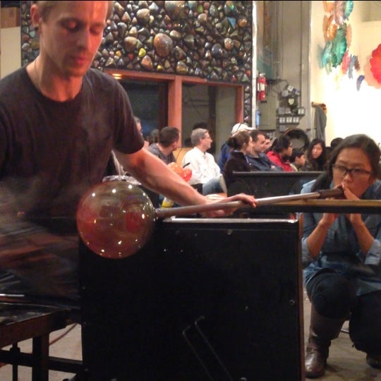 Das Foto wurde bei Seattle Glassblowing Studio &amp; Gallery von bae p. am 12/29/2013 aufgenommen