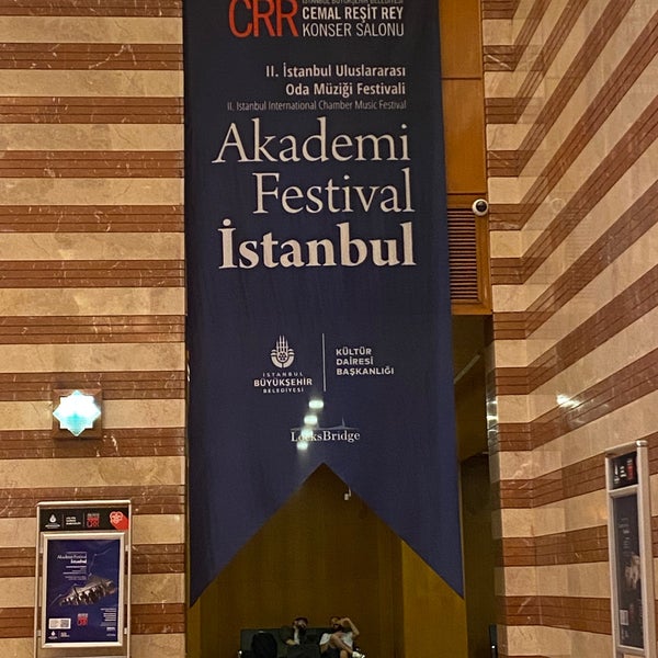 รูปภาพถ่ายที่ Cemal Reşit Rey Konser Salonu โดย Aylin A. เมื่อ 9/13/2022