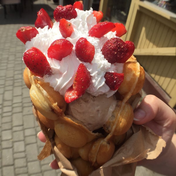 Венские вафли с мороженым и фруктами