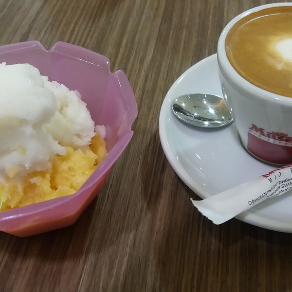 Probably the best italian coffee in the vicinity of metro Vossaniya. Mango sorbe is also nice