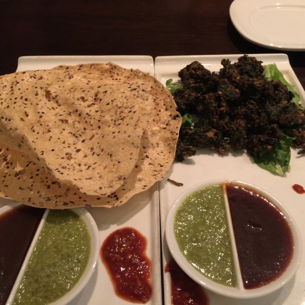 Снимок сделан в Moksha Indian Cuisine of Bellevue пользователем John Y. 8/15/2015