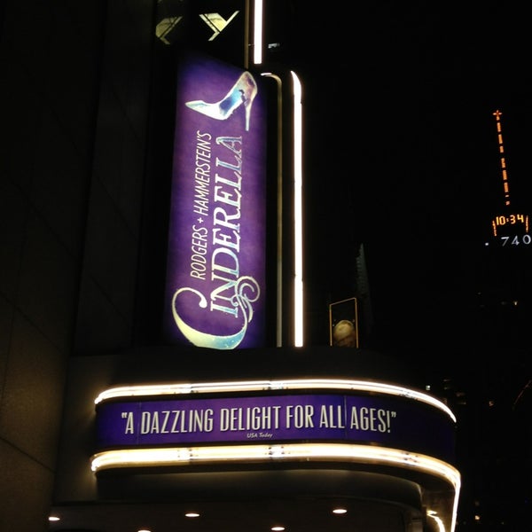 รูปภาพถ่ายที่ Cinderella on Broadway โดย Yasu Y. เมื่อ 6/9/2013