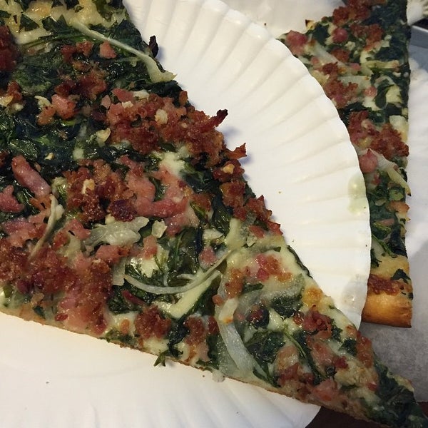 Das Foto wurde bei Kaimuki&#39;s Boston Style Pizza von Melissa C. am 3/16/2015 aufgenommen