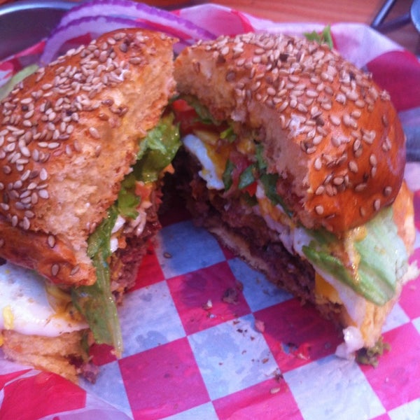 Foto diambil di The Burger Guru oleh Anthony S. pada 6/8/2013