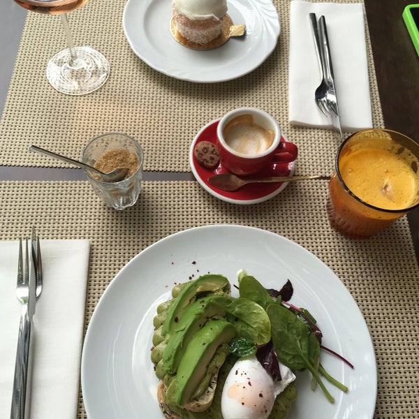 current best egg-benedict & avocado toast of Budapest bistrot. Coffee.. they have both light & dark-roasted ☑️