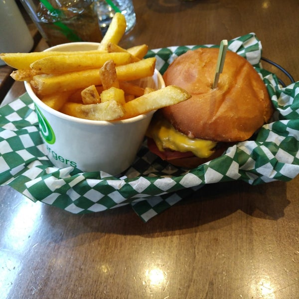 Photo taken at Wahlburgers by Bla1ze on 12/8/2017