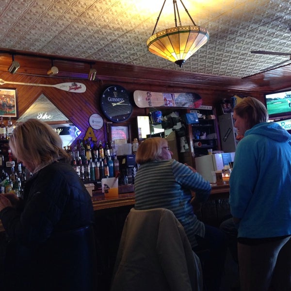 Foto diambil di The Recovery Room Pub and Grill oleh L E. pada 2/9/2014