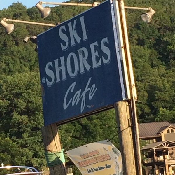Das Foto wurde bei Ski Shores Waterfront Cafe von Austin E. am 7/2/2016 aufgenommen